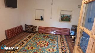 نمای داخلی اتاق چیچیلاس اقامتگاه بوم گردی تلارسر تخسم - رشت - روستای تخسم